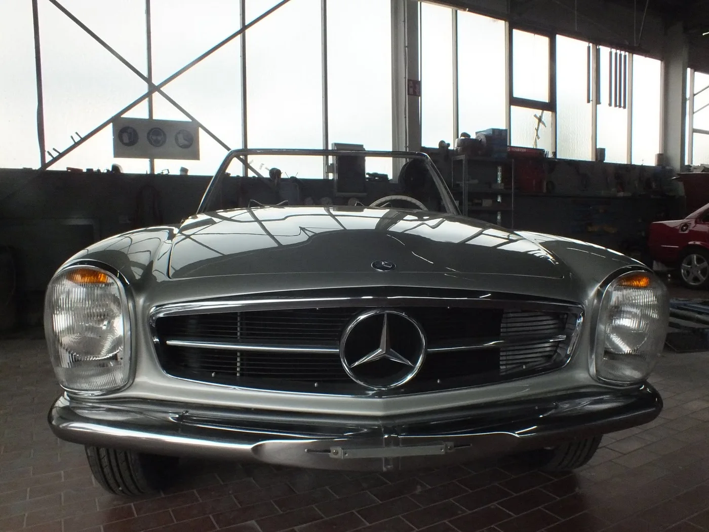 Restaurierter Mercedes als Beispiel für Fahrzeuglackierung und Oldtimerarbeiten