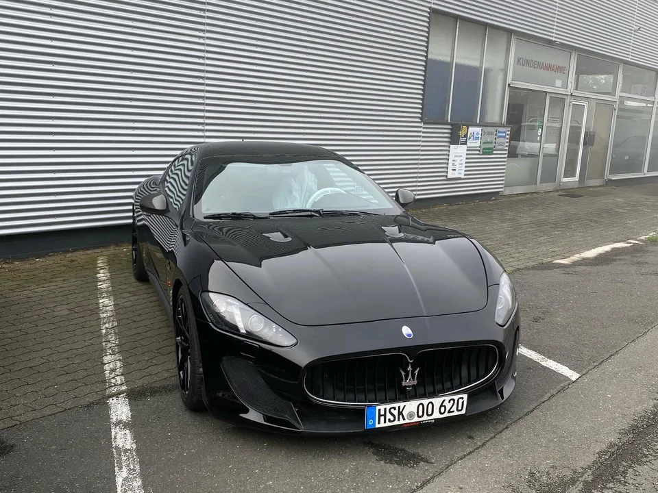 Fahrzeuge in einer Werkstatt